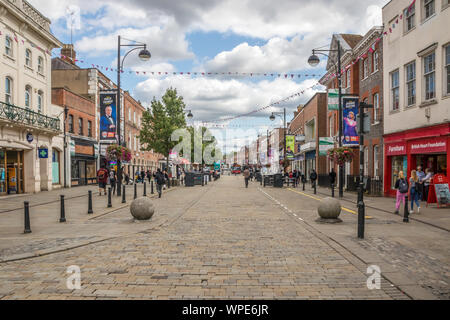 High Wycombe, Inghilterra - 15 agosto 2019: vista giù per la strada alta. La città si trova a nord ovest di Londra nel Buckinghamshire. Foto Stock