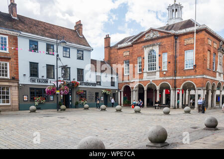 High Wycombe, Inghilterra - 15 agosto 2019: Lo storico Guildhall e il Falcon pub sulla strada alta. Il Falcon è azionata dalla catena Wetherspoons. Foto Stock