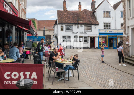 High Wycombe, Inghilterra - 15 agosto 2019: persone a bere caffè al di fuori di Costas e le antilopi pub. Costa è un wekk nown catena di negozi di caffè. Foto Stock