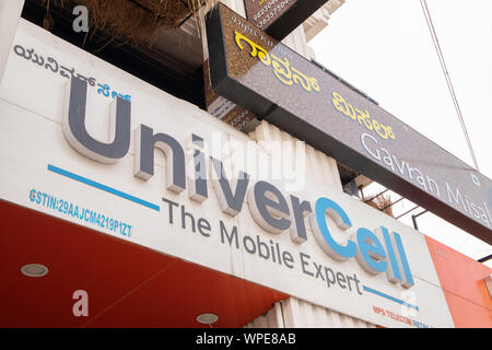 Bengaluru, India giugno 27,2019 : vista anteriore Bill board di Univercell Mobiles a Bengaluru. Foto Stock