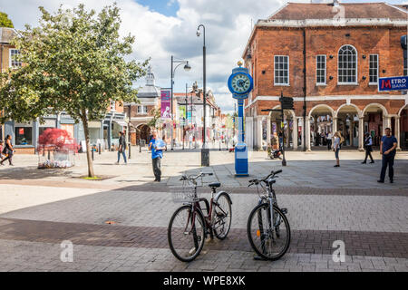 High Wycombe, Inghilterra - 15 agosto 2019: biciclette di fronte al Millenium clock e la Guildhall. L'orologio fu eretta nel 2000. Foto Stock