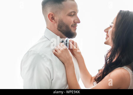 Sposa e lo sposo parlando in piedi vicino alla finestra Foto Stock