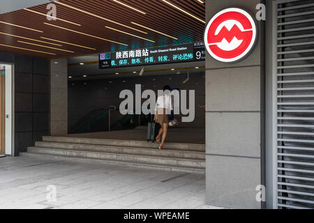 Shanghai, Shanghai, Cina. 7 Sep, 2019. Il passeggero in piedi sud Shaanxi Road Stazione della metro di Shanghai. Credito: Alex Tai/SOPA Immagini/ZUMA filo/Alamy Live News Foto Stock