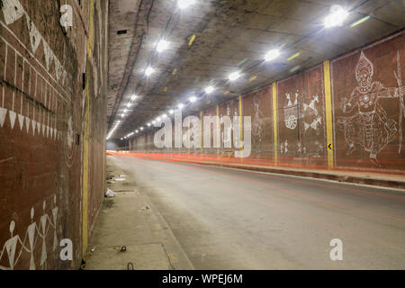 Bangalore, Karnataka India-June 03 2019 : Bella vista di warli dipinti sotto la parete di ponte a Banalore Foto Stock