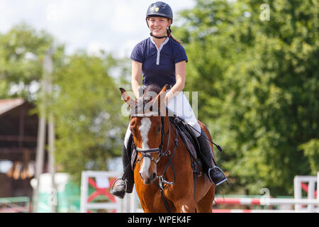 Femmina e giovane cavaliere a cavallo su sport equestri di concorrenza. Foto Stock