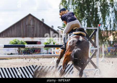 La disobbedienza del cavallo su show jumping competizione equestre Foto Stock