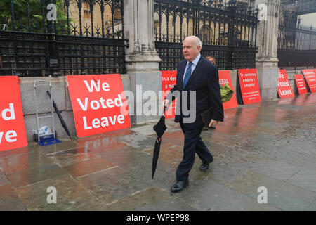 Londra REGNO UNITO. Il 9 settembre 2019. Ex manodopera Home Secretary John Reid, Barone di Reid Cardowan passeggiate passato Vote lascia cartelloni in Westminster come Primo Ministro Boris Johnson Londra UK. Il 9 settembre 2019. Il neo eletto leader UKIP Richard Braine di Westminster il giorno Primo Ministro Boris Johnson fa un secondo tentativo di forzare un ottobre elezione generale Credito: amer ghazzal/Alamy vivere un nuovo credito: amer ghazzal/Alamy Live News Foto Stock