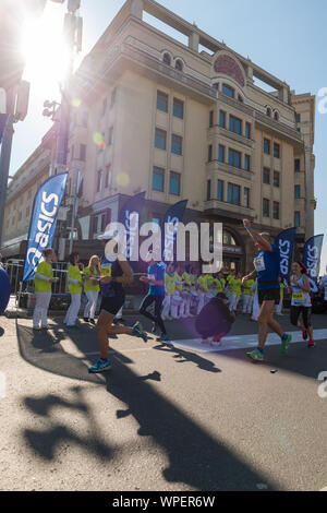 Mosca - Settembre 24, 2017: i partecipanti di Mosca autunno marathon sponsorizzato da Asics brand Foto Stock