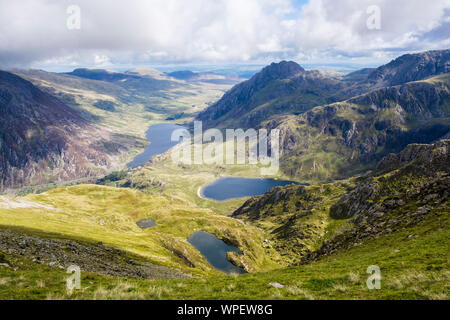 Vista da Y Garn al monte Tryfan, Cwm Idwal e Valle Ogwen nelle montagne del Parco Nazionale di Snowdonia. Ogwen, Gwynedd, Wales, Regno Unito, Gran Bretagna Foto Stock