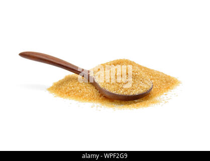 Cumulo di zucchero bruno isolato su bianco Foto Stock