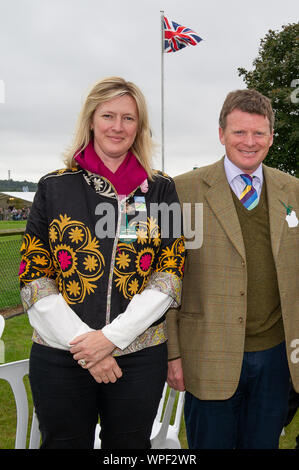 Il Royal County of Berkshire Show, Thatcham, Berkshire, Regno Unito. Il 21 settembre, 2013. Onorevole Zoe Benyon e Newbury MP Richard Benyon godersi lo spettacolo. Credito: Maureen McLean/Alamy Foto Stock