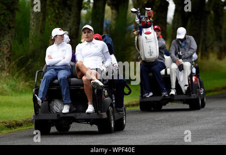 Il Team USA il Brittany Altomare (sinistra) e Lexi Thompson prendere un ascensore su una vetturetta da golf durante l'anteprima Giorno uno del 2019 Solheim Cup a Gleneagles Golf Club, Auchterarder. Foto Stock