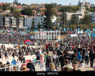 Aquiloni e la gente sulla spiaggia Bondi al quarantaduesimo Festival annuale dei venti, Settembre 2019 Foto Stock