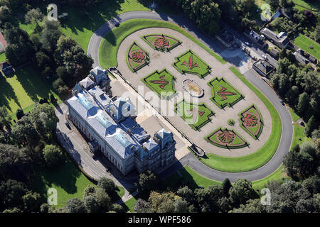 Vista aerea del Bowes Museum e giardini formali, Barnard Castle, nella contea di Durham, Regno Unito Foto Stock