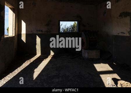 Luce e ombra rendono i modelli astratti all'interno di un vecchio edificio abbandonato vicino Arguayo, Tenerife, Isole Canarie Foto Stock