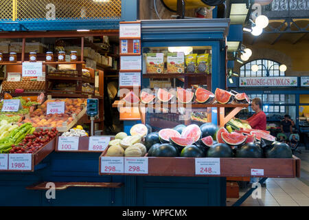 Budapest, Ungheria - 16 agosto 2019: frutta colorata in stallo con i meloni e frutti nel coperto Mercato Centrale a Budapest, Ungheria Foto Stock