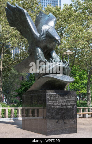 American Eagle statua, eagle scultura e zoccolo dedicata alla US Navy personale uccisi in WWll, East Coast Memorial, Battery Park, New York City, Stati Uniti d'America Foto Stock