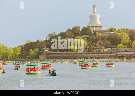 Editoriale: Pechino, Cina, 6 Aprile 2019 - Jade isola dei fiori con la Pagoda Bianca nel Parco Beihai a Pechino Foto Stock