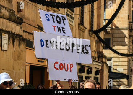 È abbastanza. Una dimostrazione contro la distruzione ambientale in Malta. Protestando per fuori controllo la costruzione, la costruzione di strade. Foto Stock