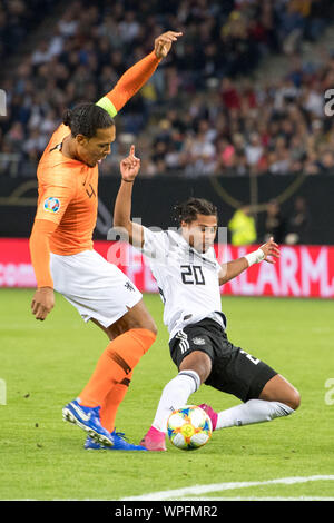 Virgilio VAN DIJK (sinistra, NED) vs Serge GNABRY (GER), azione, duelli, calcio Laender corrispondono al Campionato Europeo di qualificazione, Germania (GER) - Paesi Bassi (NED) 2: 4, su 06.09.2019 in Hamburg / Germania. € | Utilizzo di tutto il mondo Foto Stock