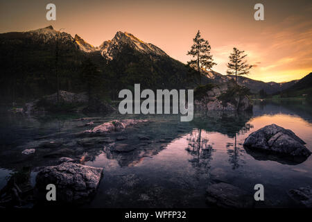 Splendido tramonto al Lago Hintersee nelle Alpi Bavaresi. Foto Stock