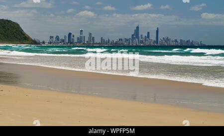 Surfers Paradise. Vista sulla città da una spiaggia. La Gold Coast di Queensland in Australia. Foto Stock