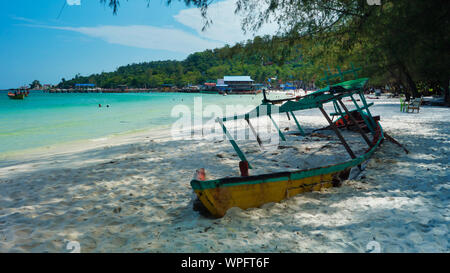 Una barca relitto con l'immondizia su una spiaggia, Koh Rong Isola, Cambogia Foto Stock