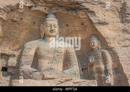 In prossimità di due statue di Buddha in una nicchia di le grotte di Yungang nei pressi di Datong Foto Stock