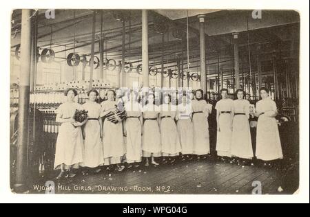 Primi del novecento cartolina di Wigan Mill girls - "Lancashire i lasses', nella Drawing Room, Wigan, Greater Manchester, Regno Unito circa 1910 Foto Stock