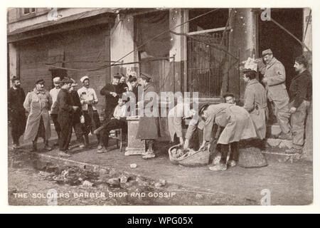 WW1 era cartolina rilasciati dalle illustrazioni di giornale, Londra, di Scottish highlander soldati rilassarsi e socializzare in outdoor Barber shop, militare barbiere, francesi, britannici e i soldati indiani, Verdun, fronte occidentale, Francia, circa 1916 Foto Stock