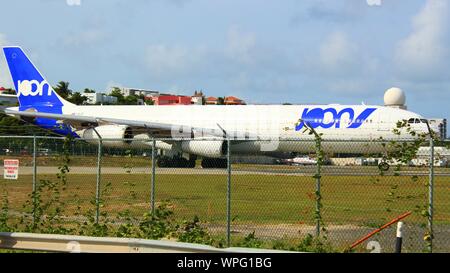 Un Joon (ormai defunta e ora operati da Air France) Airbus A340-313 F-GLZP in rullaggio sulla pista prima di decollare da SXM aeroporto, St Maarten. Foto Stock