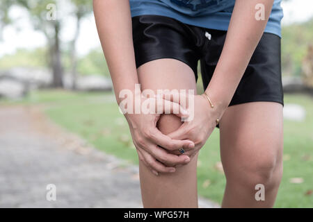 Uomo con il dolore al ginocchio, artrosi del ginocchio. Foto Stock