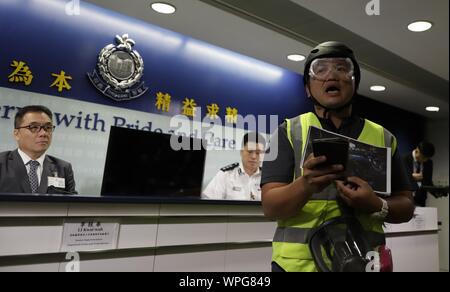 Hong Kong, Cina. 9 Sep, 2019. Rappresentante di Hong Kong Journalists Association, Ronson CHAN ( R ) vestito in pieno gli indumenti di protezione, leggere la dichiarazione rilasciata da HKJA durante la conferenza stampa in HK QUESTURA protestando HK Polizia' uso eccessivo della forza contro la stampa sulla scena di copertura nella recente unrests civile.Sept-9, 2019 Hong Kong.ZUMA/Liau Chung-ren Credito: Liau Chung-ren/ZUMA filo/Alamy Live News Foto Stock