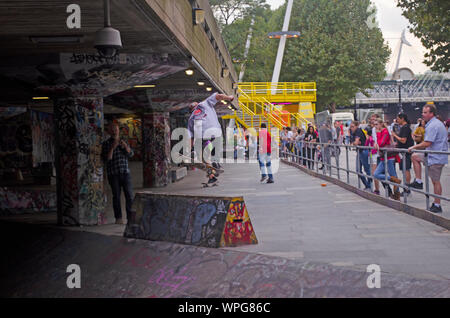 Giovani uomini eseguono acrobazie su BMX/Skateboard presso il South Bank Centre di Londra. Foto Stock