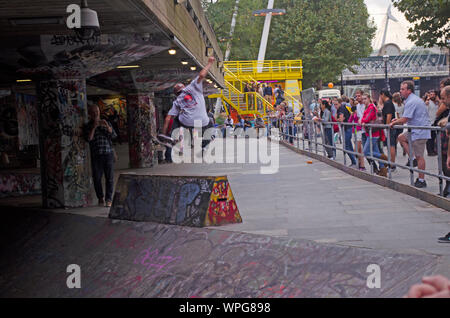 Giovani uomini eseguono acrobazie su BMX/Skateboard presso il South Bank Centre di Londra. Foto Stock