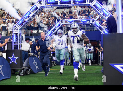 Set 08, 2019: Dallas Cowboys head coach Jason Garrett entra nel campo con Dallas Cowboys offensivo affrontare la el Collins #71 e Dallas Cowboys offensivo affrontare Tyron Smith #77 prima che un gioco di NFL tra New York Giants e Dallas Cowboys di AT&T Stadium di Arlington, TX Dallas sconfitto New York 35-17 Albert Pena/CSM Foto Stock