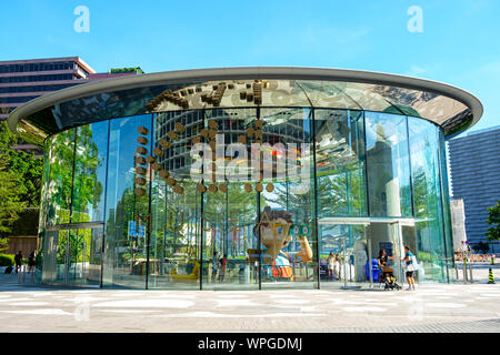 Tsim Sha Tsui, Hong Kong, Cina - 06 Settembre 2019: K11 Musea è un punto di vendita al dettaglio e arti complesso situato in Tsim Sha Tsui promenade frontale all'interno della Vi Foto Stock