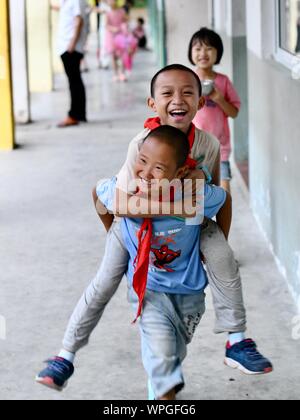 (190909) -- ZHENGHE, Sett. 9, 2019 (Xinhua) -- Gli studenti giocano dopo la classe al Xijin ella gruppo etnico scuola primaria nella città Shitun, Zhenghe County, a sud-est della Cina di provincia del Fujian, Sett. 3, 2019. Situato nella regione montuosa nella parte nord di Fujian, la scuola dispone ora di 165 studenti. Tra essi, 83 studenti sono boarders. Molti studenti della scuola sono a sinistra dietro i bambini e provengono da famiglie vivono in miseria. Il 62-anno-vecchio principal Zhuang Guigan, chi è stato impegnato nel lavoro di istruzione per oltre 40 anni, è stato nuovamente impiegato due anni fa dopo il pensionamento. A prendersi cura al meglio di lef Foto Stock