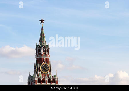 I suoni di avviso della torre Spasskaya, simbolo della Russia sulla Piazza Rossa. Stella Rossa sul Cremlino di Mosca la torre contro il cielo blu con nuvole Foto Stock