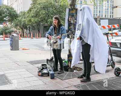 Musicista di strada giocando nel centro di Austin in Texas durante SXSW Festival in 2019. Foto Stock