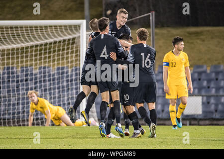 (190909) -- Sydney, Le Spet. 9, 2019 (Xinhua) -- i giocatori di Nuova Zelanda celebrare durante un U23 International amichevole tra l Australia e la Nuova Zelanda in Campbelltown Stadium di Sydney, Australia, su Le Spet. 9, 2019. (Foto di Zhu Hongye/Xinhua) Foto Stock