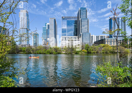 Lo skyline di Austin e il fiume Colorado durante la primavera visto dalla Città Lago Parco Metropolitano di Austin in Texas. Foto Stock