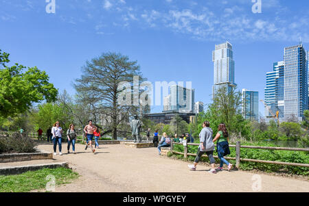 Lo skyline di Austin e il fiume Colorado durante la primavera visto dalla Città Lago Parco Metropolitano di Austin in Texas. Foto Stock