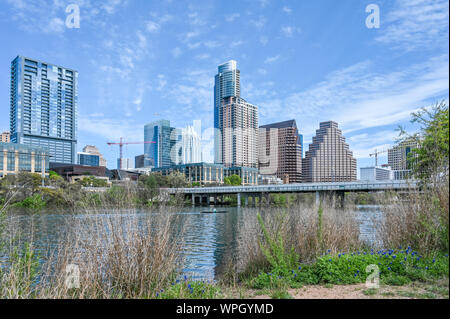 Lo skyline di Austin e il fiume Colorado durante la primavera visto dalla Città Lago Parco Metropolitano di Austin in Texas. Foto Stock