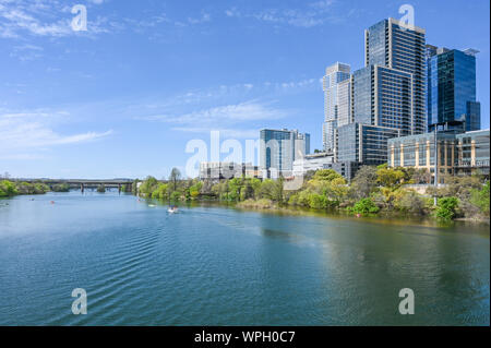 Lo skyline di Austin e il fiume Colorado durante la primavera visto dalla Città Lago Parco Metropolitano di Austin in Texas. Foto Stock