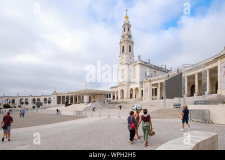 Fatima, Portogallo - 31 Agosto 2019 : pellegrini e turisti visitano il Santuario di Fatima, Fatima, Portogallo Foto Stock
