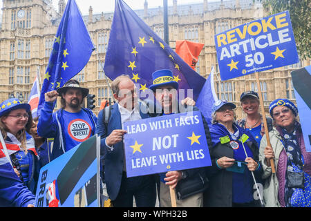 Westminster London, Regno Unito. Il 9 settembre 2019. Gruppo del Partito europeo dei liberali democratici MP, Ed Davey pone con Steve Bray di SODEM e pro rimangono i manifestanti di campagna elettorale con segni di revocare l'articolo 50 e fermare Brexit Credito: amer ghazzal/Alamy Live News Foto Stock