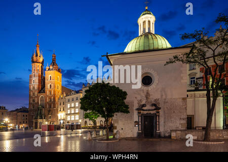 Alba sulla piazza principale del mercato nella citta' vecchia di Cracovia, in Polonia. Sant'Adalberto chiesa in primo piano, St Mary in background. Foto Stock