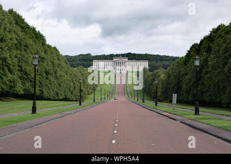 Nuvole scure su Stormont il palazzo del parlamento in Beflast Foto Stock