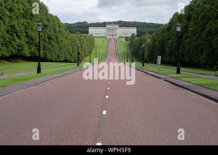 Nuvole scure su Stormont il palazzo del parlamento in Beflast Foto Stock